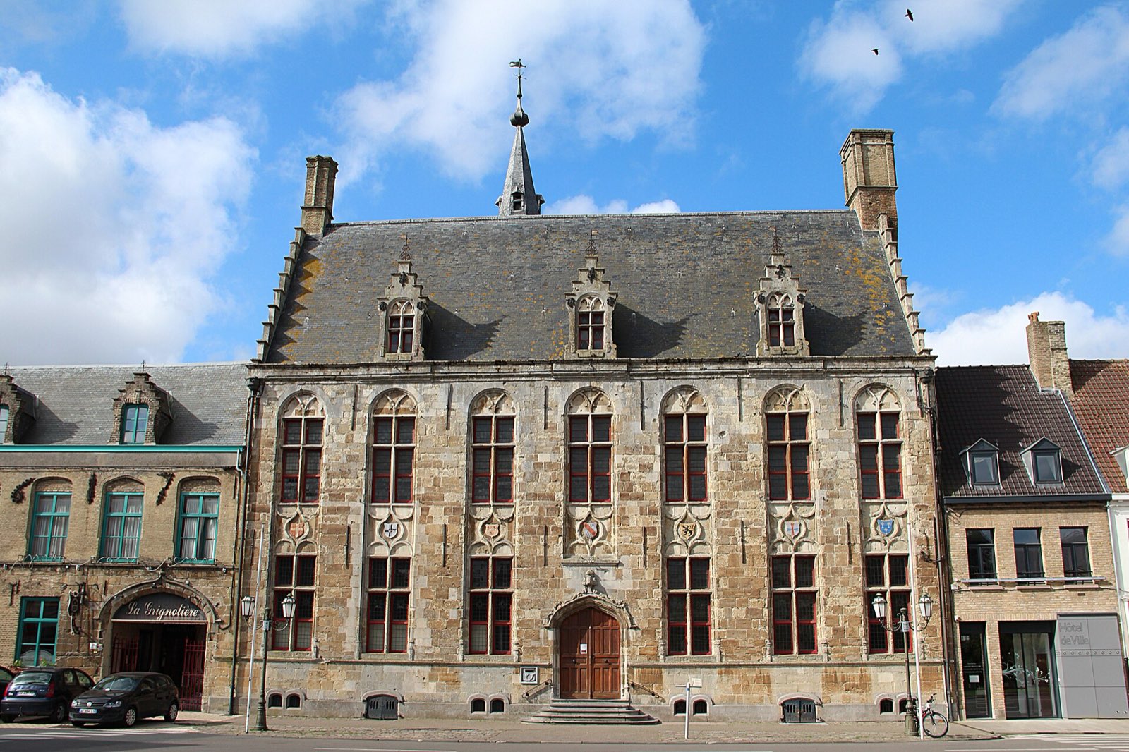 La façade Renaissance flamande de l'hôtel de ville d'Hondschoote.